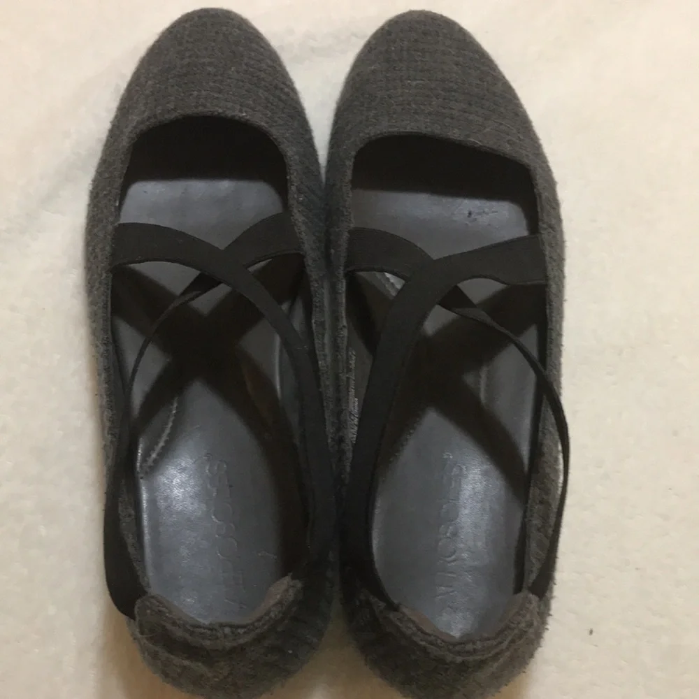 | EUC Aerosoles Gray Flat Shoes - 8.5